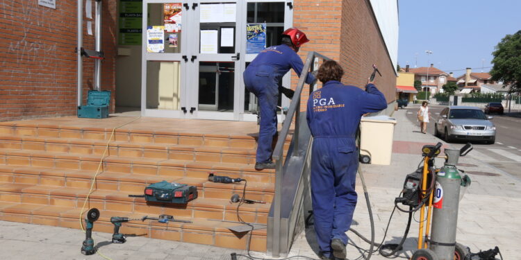 El pabellón polideportivo cubierto de Peñaranda estrena barandilla justo un día antes de convertirse en nuevo colegio electoral
