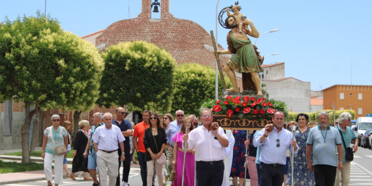 Los conductores de Peñaranda piden la protección a San Cristóbal en una fiesta anual donde no han faltado la misa y la procesión