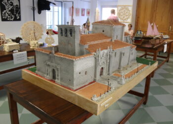 Benjamín Delgado vuelve a sorprender en Santiago de la Puebla con sus obras, entre ellas la maqueta de la iglesia de la localidad