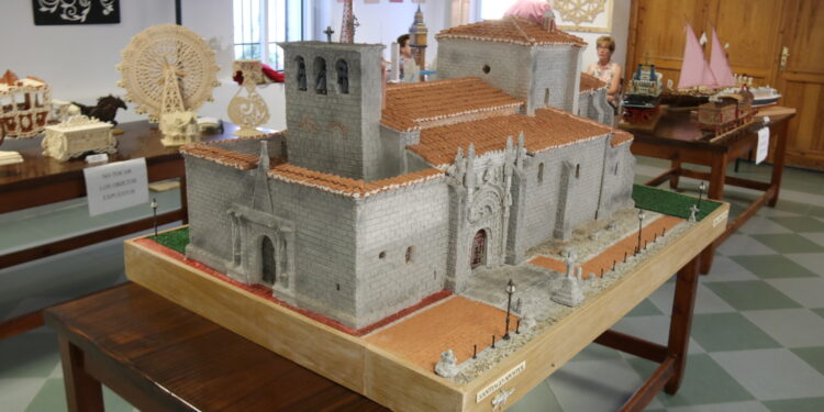 Benjamín Delgado vuelve a sorprender en Santiago de la Puebla con sus obras, entre ellas la maqueta de la iglesia de la localidad