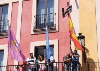 La tradicional Mariseca anuncia ya en el balcón del Ayuntamiento de Peñaranda los festejos taurinos del mes de agosto