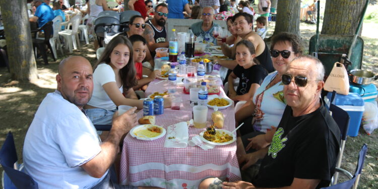 Santiago de la Puebla despide sus fiestas con una multitudinaria paella popular en el merendero junto al río Margañán