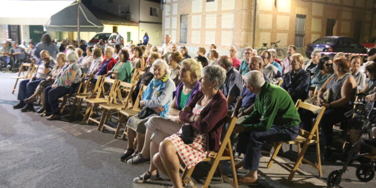Bóveda del Río Almar inicia sus fiestas de verano con una noche de rumbas y sevillanas amenizada por el grupo Casi Nááá