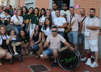 Bóveda del Río Almar reúne a vecinos, peñistas y visitantes en torno a un gran convite ofrecido por el Ayuntamiento en la plaza