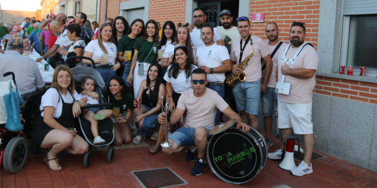 Bóveda del Río Almar reúne a vecinos, peñistas y visitantes en torno a un gran convite ofrecido por el Ayuntamiento en la plaza