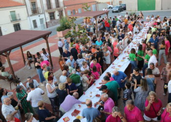 Bóveda del Río Almar reúne a vecinos, peñistas y visitantes en torno a un gran convite ofrecido por el Ayuntamiento en la plaza