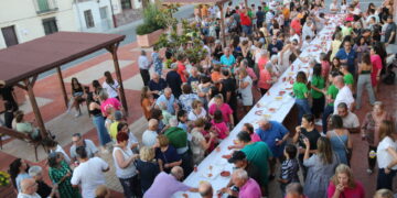 Bóveda del Río Almar reúne a vecinos, peñistas y visitantes en torno a un gran convite ofrecido por el Ayuntamiento en la plaza
