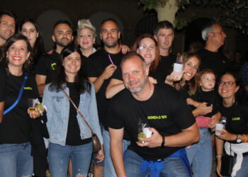 Villar de Gallimazo estrena sus fiestas compartiendo las 12 uvas de la suerte y con un colorido y animado desfile de peñas