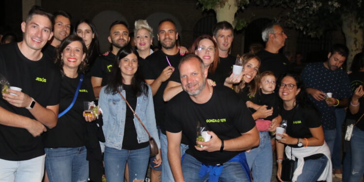 Villar de Gallimazo estrena sus fiestas compartiendo las 12 uvas de la suerte y con un colorido y animado desfile de peñas