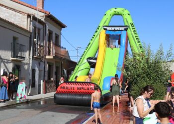 Bóveda del Río Almar disfruta de una tarde de lo más refrescante con hinchables acuáticos y la fiesta de la espuma en la plaza