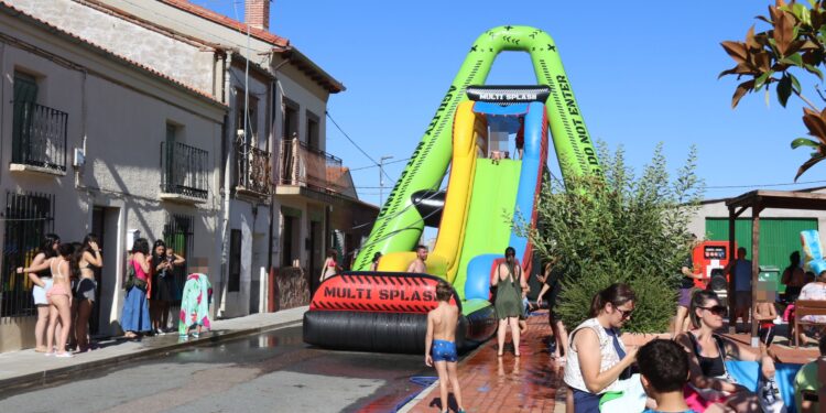 Bóveda del Río Almar disfruta de una tarde de lo más refrescante con hinchables acuáticos y la fiesta de la espuma en la plaza