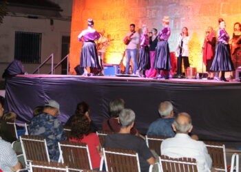 Huerta recibe las «Noches de Cultura» de la Diputación y sus vecinos disfrutan del espectáculo del grupo Berezo