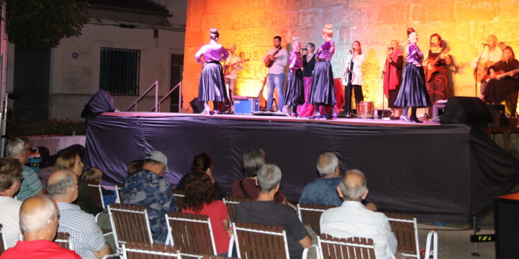 Huerta recibe las «Noches de Cultura» de la Diputación y sus vecinos disfrutan del espectáculo del grupo Berezo