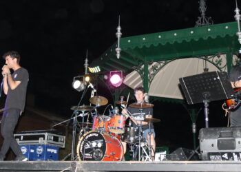 Puntos Suspensivos abre la II edición del Peñaranda Fest llenando de buena música y aplausos la plaza de España