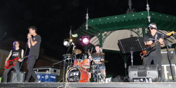 Puntos Suspensivos abre la II edición del Peñaranda Fest llenando de buena música y aplausos la plaza de España