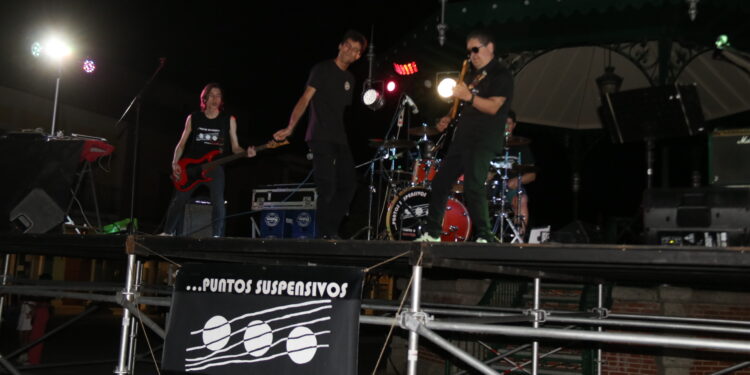 Puntos Suspensivos abre la II edición del Peñaranda Fest llenando de buena música y aplausos la plaza de España