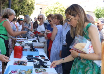 Los vecinos de Alaraz se vuelcan con el mercadillo solidario a favor de la Fundación Aladina para ayudar a niños con cáncer