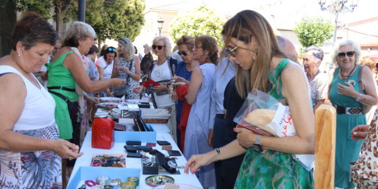 Los vecinos de Alaraz se vuelcan con el mercadillo solidario a favor de la Fundación Aladina para ayudar a niños con cáncer