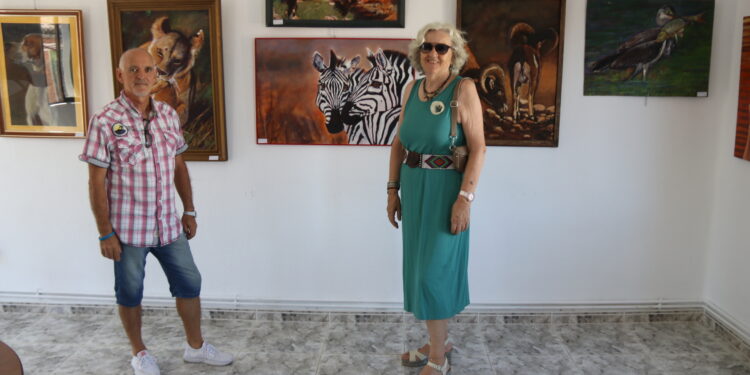 Alaraz acoge la exposición de pinturas «Diversidad» de Alejandro Muñoz dentro de las actividades de las fiestas patronales