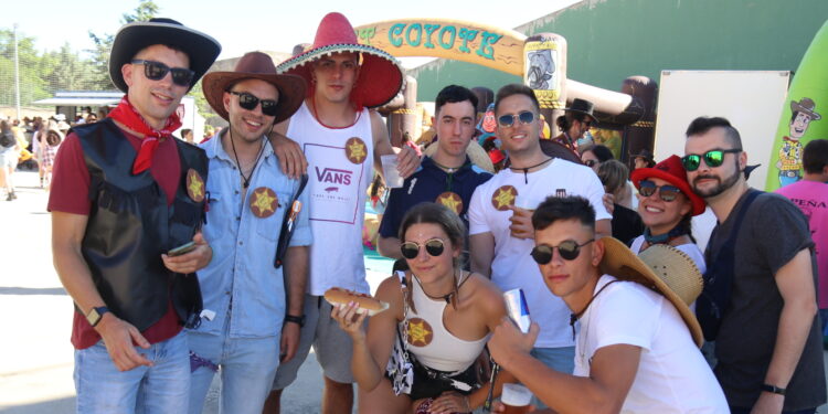 Mancera de Abajo viaja en el tiempo al lejano oeste con una original fiesta de vaqueros para todas las edades