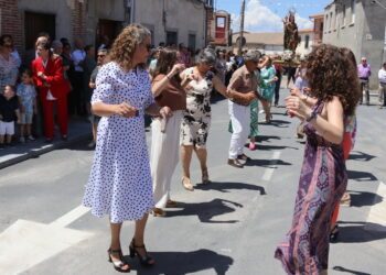 Mancera de Abajo enfila la recta final de sus fiestas y sus vecinos festejan a la Virgen del Rosario con procesión y misa