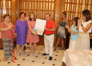 Los mayores de Peñaranda rinden homenaje a las parejas que han cumplido sus bodas de oro y a una socia por su 85 cumpleaños