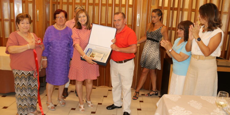 Los mayores de Peñaranda rinden homenaje a las parejas que han cumplido sus bodas de oro y a una socia por su 85 cumpleaños