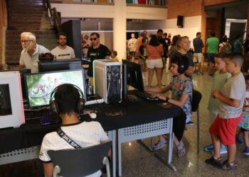 El «Gaming Day» en Peñaranda atrae a niños y adultos en una jornada dedicada a los deportes electrónicos y videojuegos