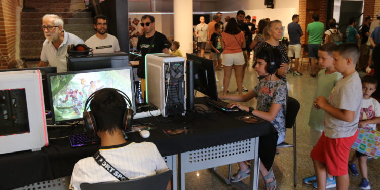El «Gaming Day» en Peñaranda atrae a niños y adultos en una jornada dedicada a los deportes electrónicos y videojuegos