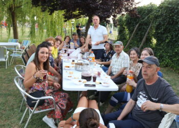 Villoruela despide sus fiestas con una multitudinaria merienda en la zona de acampada y un guiso de carne de 1.400 raciones