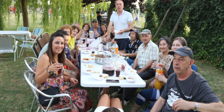 Villoruela despide sus fiestas con una multitudinaria merienda en la zona de acampada y un guiso de carne de 1.400 raciones