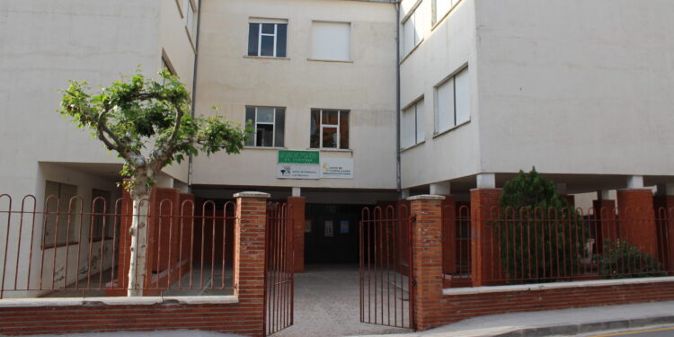 El antiguo comarcal mixto deja temporalmente de ser colegio electoral y el día 23 sus dos mesas estarán en el pabellón cubierto