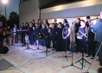El taller de Canto Popular llena el parque La Huerta de Peñaranda con canciones de siempre y merecidas ovaciones