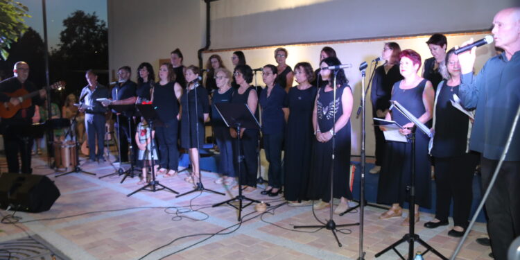 El taller de Canto Popular llena el parque La Huerta de Peñaranda con canciones de siempre y merecidas ovaciones