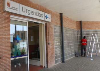 La Junta retoma sus acciones en el centro de salud de Peñaranda pintando las columnas de la marquesina de Urgencias