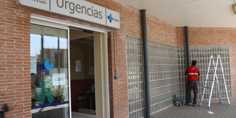 La Junta retoma sus acciones en el centro de salud de Peñaranda pintando las columnas de la marquesina de Urgencias