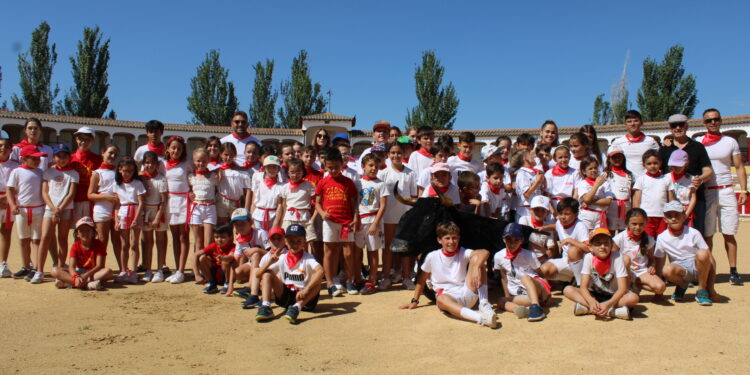 Peñaranda vive su particular encierro de San Fermín en el coso de La Florida con los participantes en el campamento urbano del CID