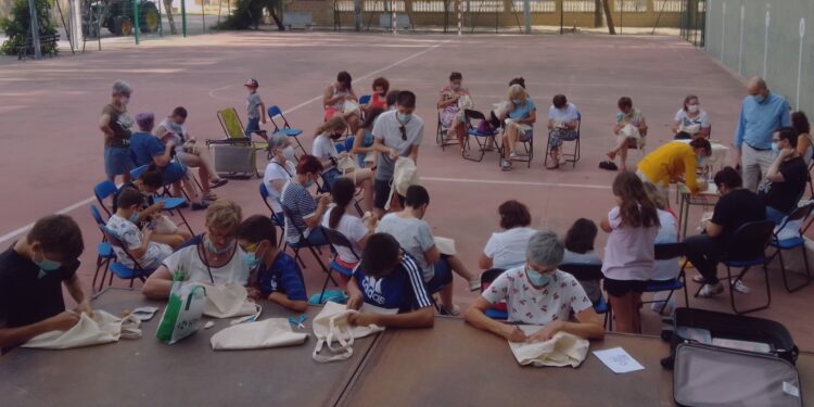 Aldeaseca de la Frontera y Santiago de la Puebla acogen este verano la III edición de los talleres de bordado «Al fresco»
