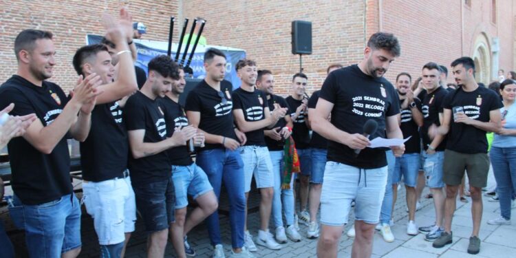 Espectacular homenaje de su pueblo al equipo Paradinas Futsal por sus éxitos: «Para nosotros sois los campeones de España»