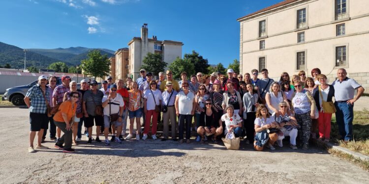 Los mayores de Peñaranda disfrutan de una excursión cultural al Palacio Real y Fábrica de Cristales de La Granja, en Segovia
