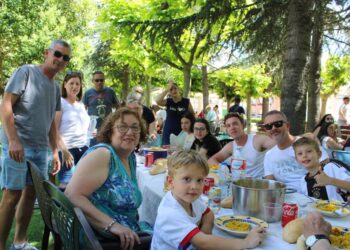 Paradinas de San Juan despide hoy sus fiestas de San Pedro y comparte una gran paella popular en el parque municipal