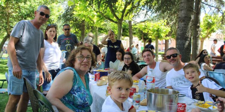 Paradinas de San Juan despide hoy sus fiestas de San Pedro y comparte una gran paella popular en el parque municipal