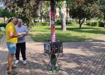 Peñaranda estrena el punto de lectura «Entre Hojas» con prensa diaria e intercambio de libros en el parque de Los Jardines