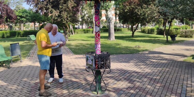 Peñaranda estrena el punto de lectura «Entre Hojas» con prensa diaria e intercambio de libros en el parque de Los Jardines