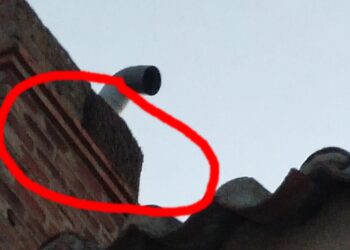 Los Bomberos de Peñaranda siguen acumulando servicios para la retirada de enjambres de abejas, esta vez en Tarazona de Guareña