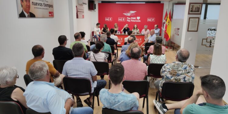 Encuentro del PSOE en Peñaranda: «El día 23 corremos el riesgo de que otros destrocen en un mes todo lo que hemos hecho»
