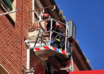Bomberos y Policía Local intervienen en Peñaranda por la caída de cascotes en el callejón de las calles Arapiles y Carlos I