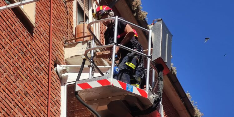 Bomberos y Policía Local intervienen en Peñaranda por la caída de cascotes en el callejón de las calles Arapiles y Carlos I