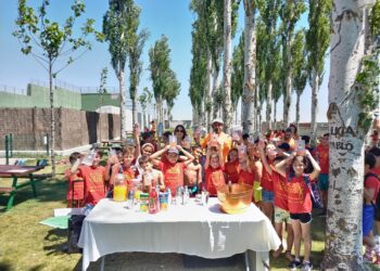 Los niños de los campamentos CID de Peñaranda elaboran un cóctel en solidaridad con los pequeños «guerreros» de Pyfano