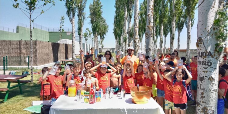 Los niños de los campamentos CID de Peñaranda elaboran un cóctel en solidaridad con los pequeños «guerreros» de Pyfano